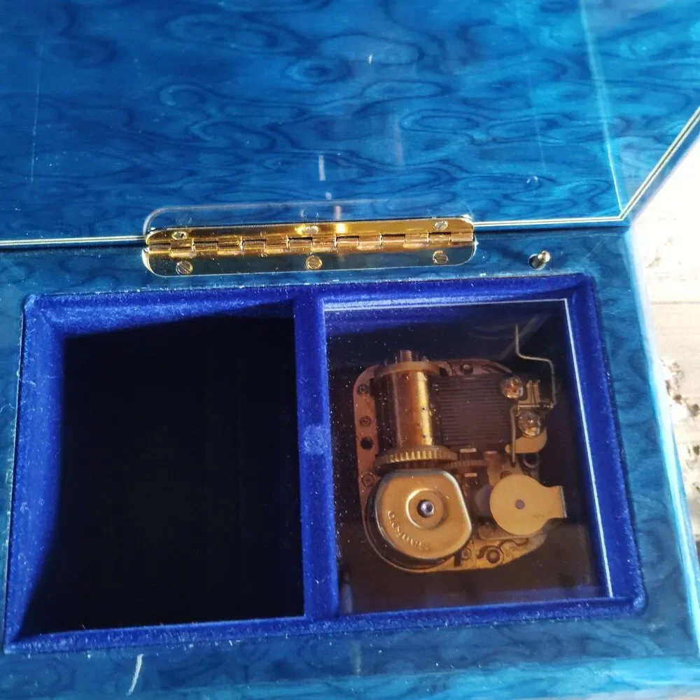 Unione Artigiani Intarsio Sorrentino Music Box SR 42 Movement Romeo & Juliet